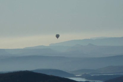 Un globo surca León. Una experiencia que podrá repetirse los días 26 y 27 de mayo, 7 y 8 de julio y 18 y 19 de agosto para contemplar Las Omañas y el río Luna.