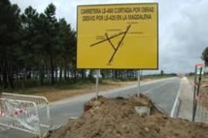 Un gran panel explicativo en ambos extremos de la carretera en obras señaliza las rutas alternativas