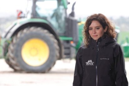 Isabel Díaz Ayuso, durante su visita a una explotación agropecuaria madrileña. ZIPI ARAGÓN