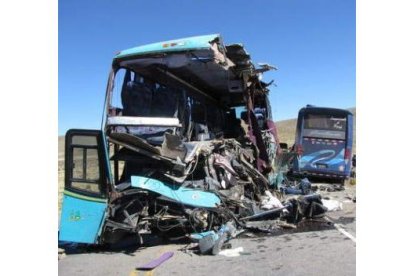 Estado en el que quedó uno de los autobuses tras el choque.