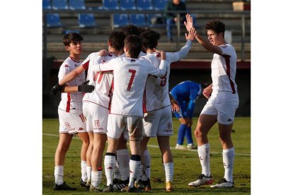 Los jugadores culturalistas celebran uno de sus goles. FERNANDO OTERO