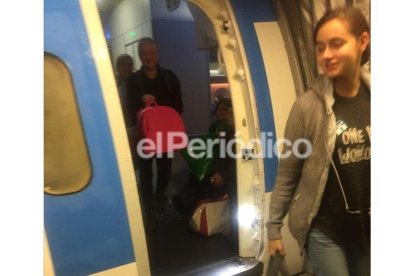 Patricia Aguilar y su padre, Alberto (transportando a la bebé), a la salida del avión en el aeropuerto de Madrid.