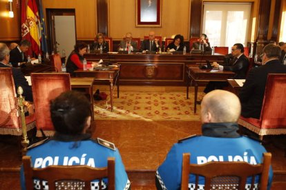 Pleno en el  Ayuntamiento de León. RAMIRO