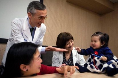 La pequeña Beatriz con su madre Mariví y los doctores Francina Munell y Alfons Macaya