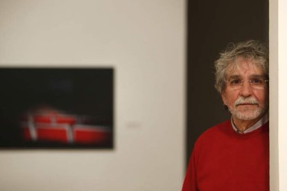 Antonio G. Celada, ayer, en el Instituto Leonés de Cultura en la Sala Provincia, junto a las fotografías de la exposición ‘The End’, de Cecilia Orueta. JESÚS F. SALVADORES