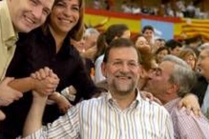 Mariano Rajoy, saluda a los asistentes a su mitin de ayer en Zaragoza