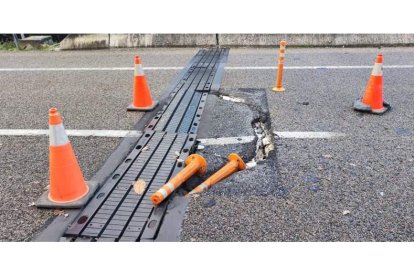 Imagen de las juntas de dilatación del viaducto de Trabajdeo deterioradas en sentido a Madrid. DL