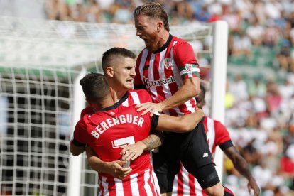 Los jugadores rojiblancos celebran uno de sus cuatro goles ante los ilicitanos. MANUEL LORENZO