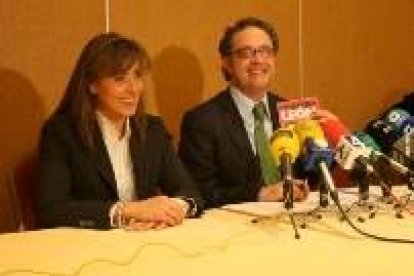 Los leonesistas Gema Cabezas y Javier Chamorro hicieron la evaluación del pacto con el PSOE en León