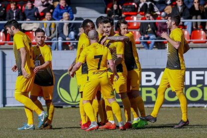 Los jugadores de la Deportiva celebran el tanto que les daba un punto de oro