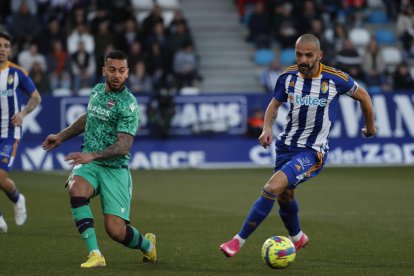 Yuri en una acción del partido que enfrentó a la Deportiva con el Levante. L. DE LA MATA