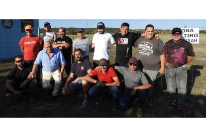 Foto de familia en el campo de tiro de Campizos con el predirente de la Delegación, Miguel Fierro. M.C. CHARREAU