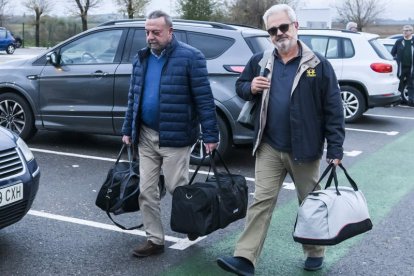 Francisco Vallejo y Jesús María Rodríguez antes de entrar en la cárcel. RAÚL CARO