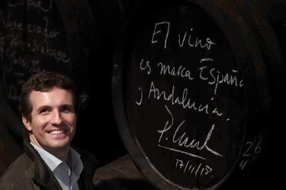 El presidente del PP, Pablo Casado, durante la visita a la bodega Lagar Blanco. RAFA ALCAIDE