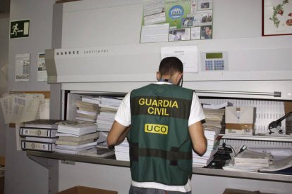 Miembros de la Unidad Central Operativa de la Guardia Civil revisan la documentación. GUARDIA CIVIL