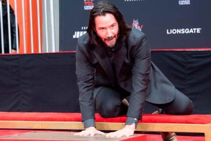 El actor canadiense Keanu Reeves ha inmortalizado este jueves sus huellas y firma en cemento frente al Teatro Chino de Los Ángeles.