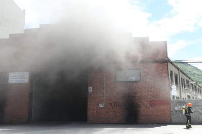 Imagen del incendio, tras ser controlado por los Bomberos de Ponferrada. L. DE LA MATA