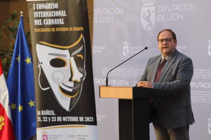 El alcalde de La Bañeza, Javier Carrera, durante la presentación ayer del congreso. RAMIRO