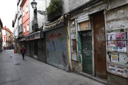 La calle Azabachería es uno de los mejores ejemplos de la situación del casco histórico de León. RAMIRO