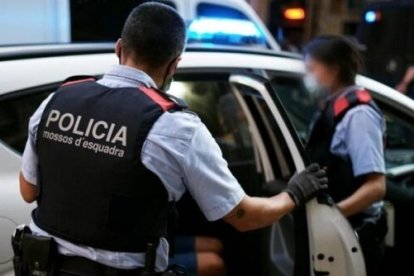 El menor también intentó quitar el arma a un agente de los Mossos d'Esquadra. EFE