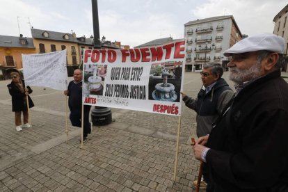 Protestas de vecinos de la Estación por el impago de obras. L. DE LA MATA