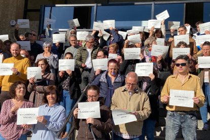 Los funcionarios expresaronesta mañana su protesta en la puerta de los juzgados. RAMIRO