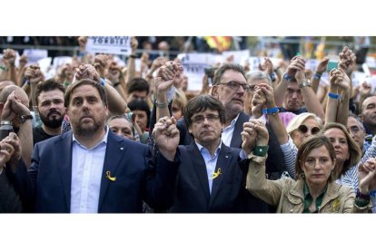 Junqueras, Puigdemont y Forcadell, durante la manifestación de ayer por el centro de Barcelona. QUIQUE GARCÍA