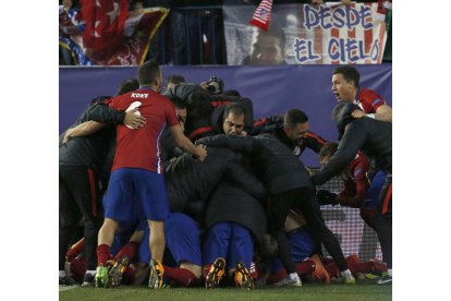 Los jugadores del Atlético celebran la victoria sobre el PSV Eindhoven tras la tanda de penaltis. HUESCA