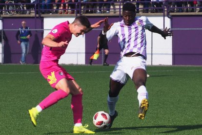 Kaxe intenta rematar un balón ante la oposición de Salisu en el partido del pasado sábado ante el Real Valladolid B. LOF