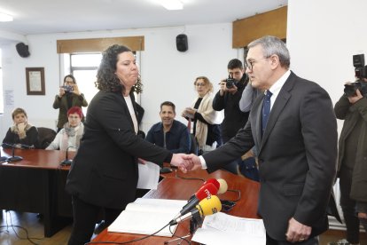 Irene González, al asumir el cargo de concejala del PSOE en Cacabelos. L. DE LA MATA