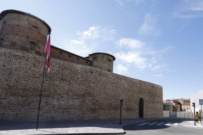 El lienzo de la muralla luce sin cables y sin farolas.