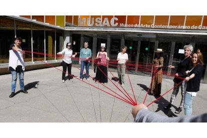 Cuidadoras de personas dependientes que participan en el proyecto comienzan las actividades en el Musac. FERNANDO OTERO