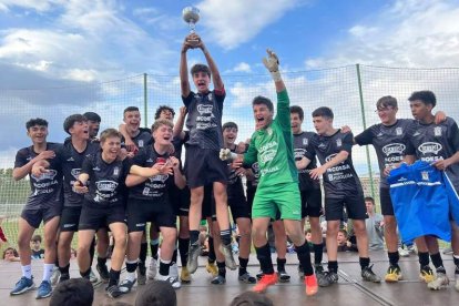 Formación del equipo del León CF, campeón de la Copa Diputación Cadete  que disputó en Astorga. DL