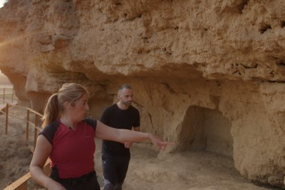 La historiadora Vanessa Jimeno y el periodista Pedro Lechuga, en las Cuevas Menudas. DL