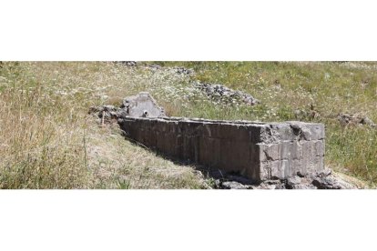 Una de las fuentes de la montaña central leonesa que se ha secado como consecuencia del efecto de la obra de la variante en la red hídrica. MARCIANO PÉREZ