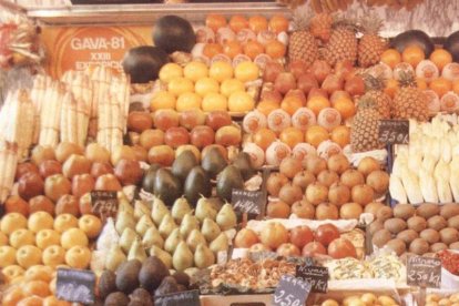 Puesto de frutas y verduras en el mercado. JAVIER