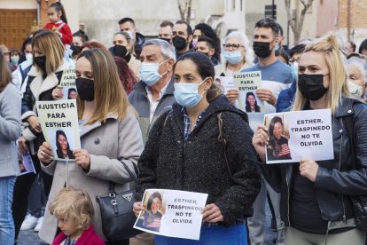 Vecinos de Traspinedo , en uno de los actos en recuerdo de Esther López. R. GARCÍA