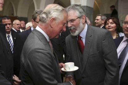 Momento en que el príncipe Carlos de Inglaterra y el exlíder del IRA Gerry Adams se dan la mano.