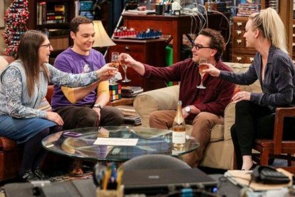 Mayim Bialik (Amy), Jim Parsons (Sheldon), Johnny Galecki (Leonard) y Kaley Cuoco (Penny), en la última temporada de The Big Bang theory.