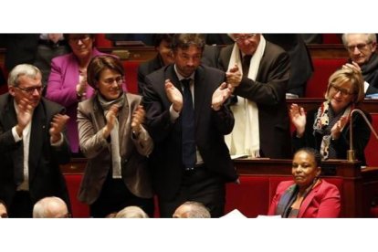 Diputados franceses aplauden a la ministra de Justicia, Christiane Taubira (derecha), antes de votar la ley, este martes en París.