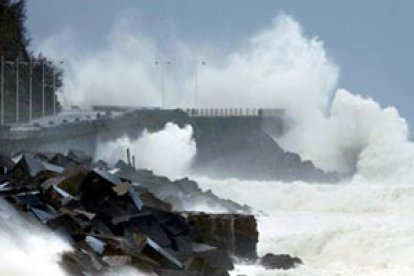 Las olas rompen contra el Paseo Nuevo de San Sebastián.