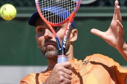 Karlovic, en un momento de su partido ante Feli López en París.