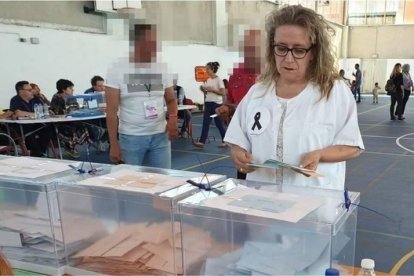 Una de las integrantes de la plataforma se dispone a votar.