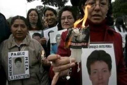 Familiares de las víctimas del régimen de Fujimori celebran la extradición del ex presidente peruano