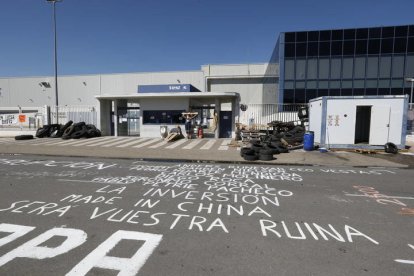 Acceso a la fábrica de Vestas en Villadangos durante los conflictos para evitar su cierre, el año pasado. MARCIANO PÉREZ