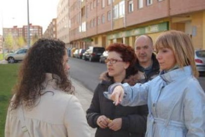 María Eugenia Gancedo conversa con varios vecinos de la zona