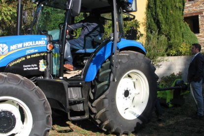 El tractor para Medio Rural desbrozó 300 kilóemtros de márgenes. DLM