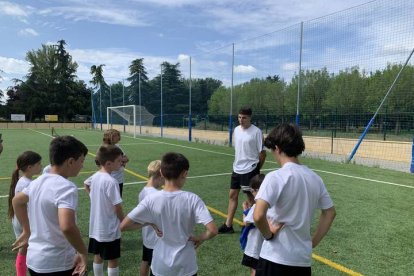 Iván Morante visitó este verano el campus organizado por el CD Ejido, uno de los equipos que le formó. DL