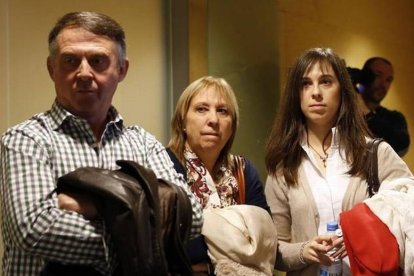 La pianista Laia Martín y sus padres, durante el juicio.