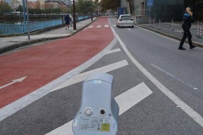 Los nuevos radares pueden ubicarse en guardarraíles, en trípodes a medio metro del suelo o en las motos de la Guardia Civil; se pueden controlar distancia.